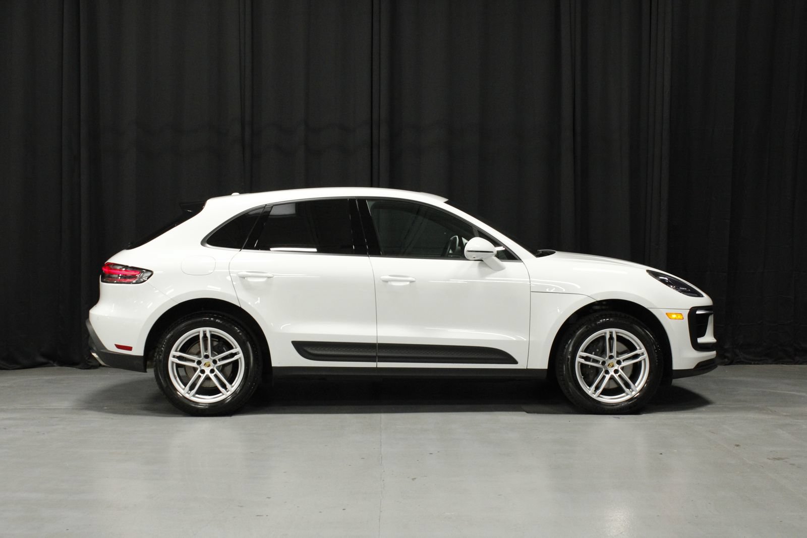 Certified 2025 Porsche Macan AWD/4WD image 6