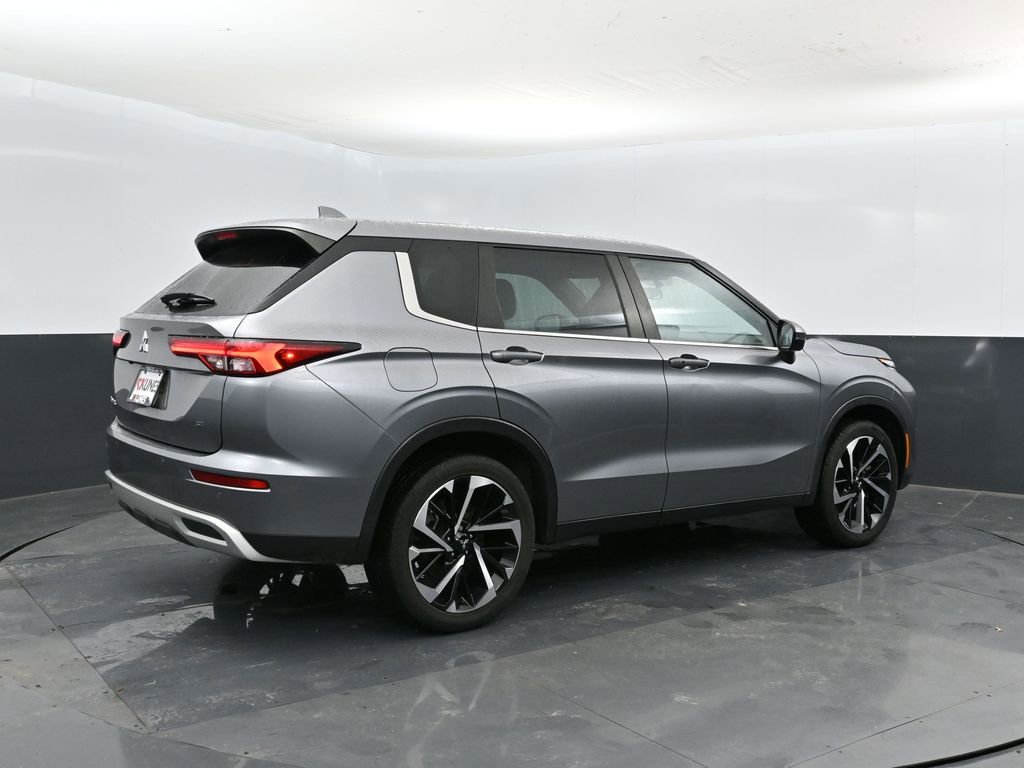 Used 2022 Mitsubishi Outlander SE image 3