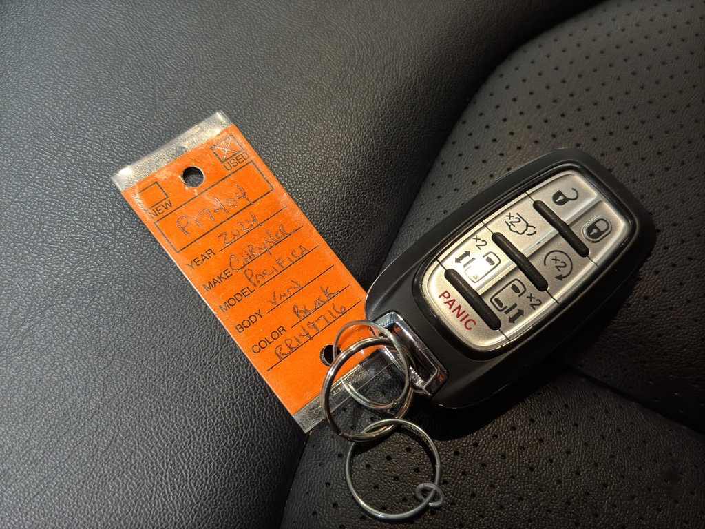 Used 2024 Chrysler Pacifica Touring-L image 42