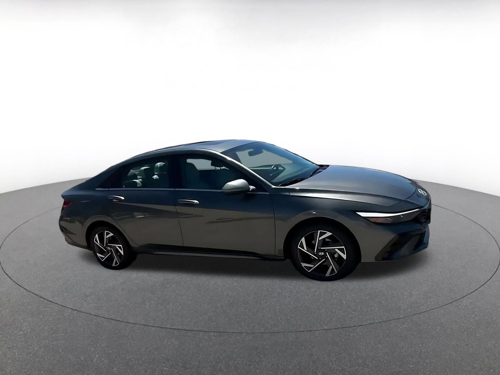 Used 2025 Hyundai Elantra Limited FWD image 2