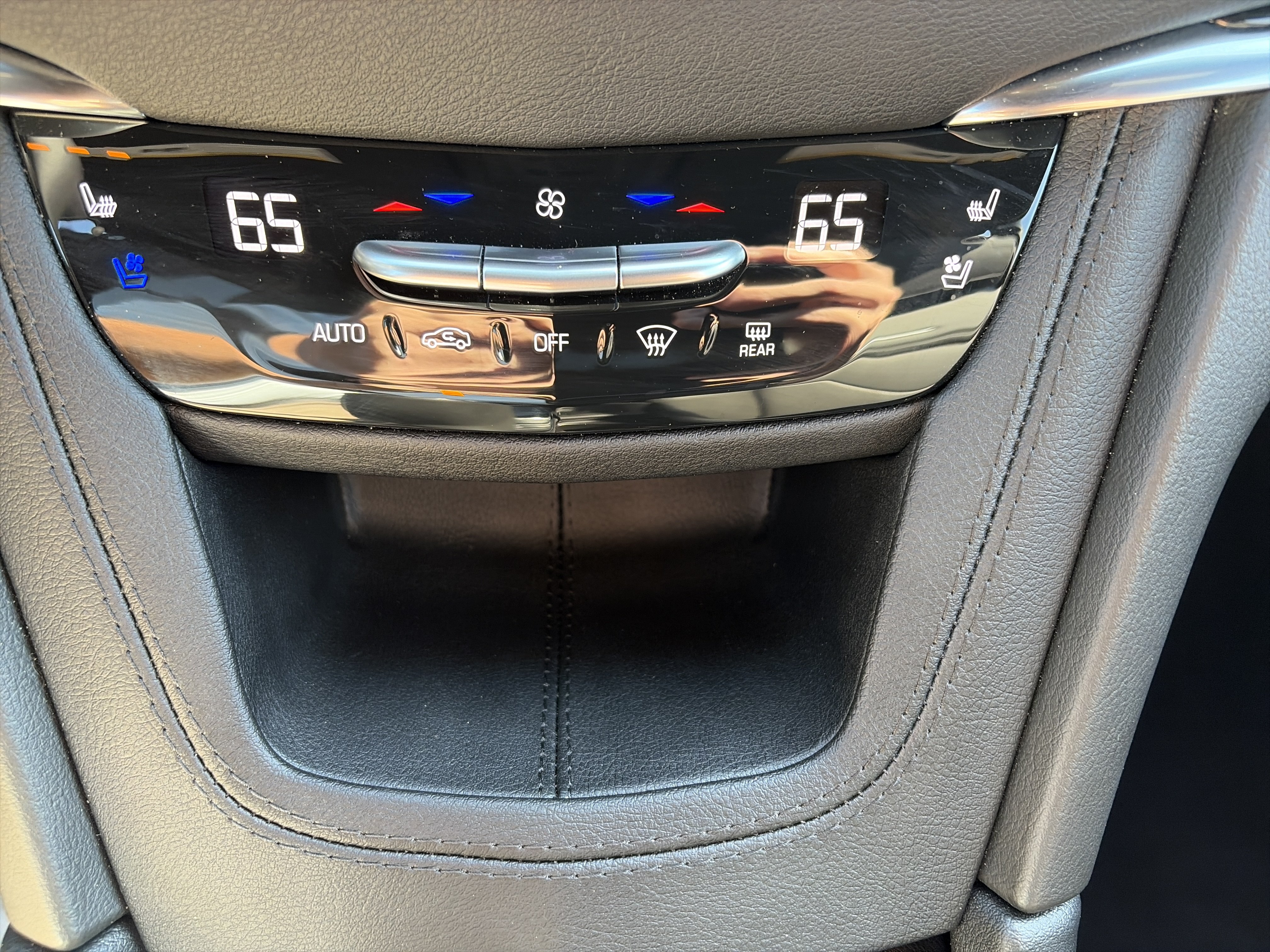 Used 2025 Cadillac XT5 Premium Luxury w/ Technology Package AWD/4WD image 29