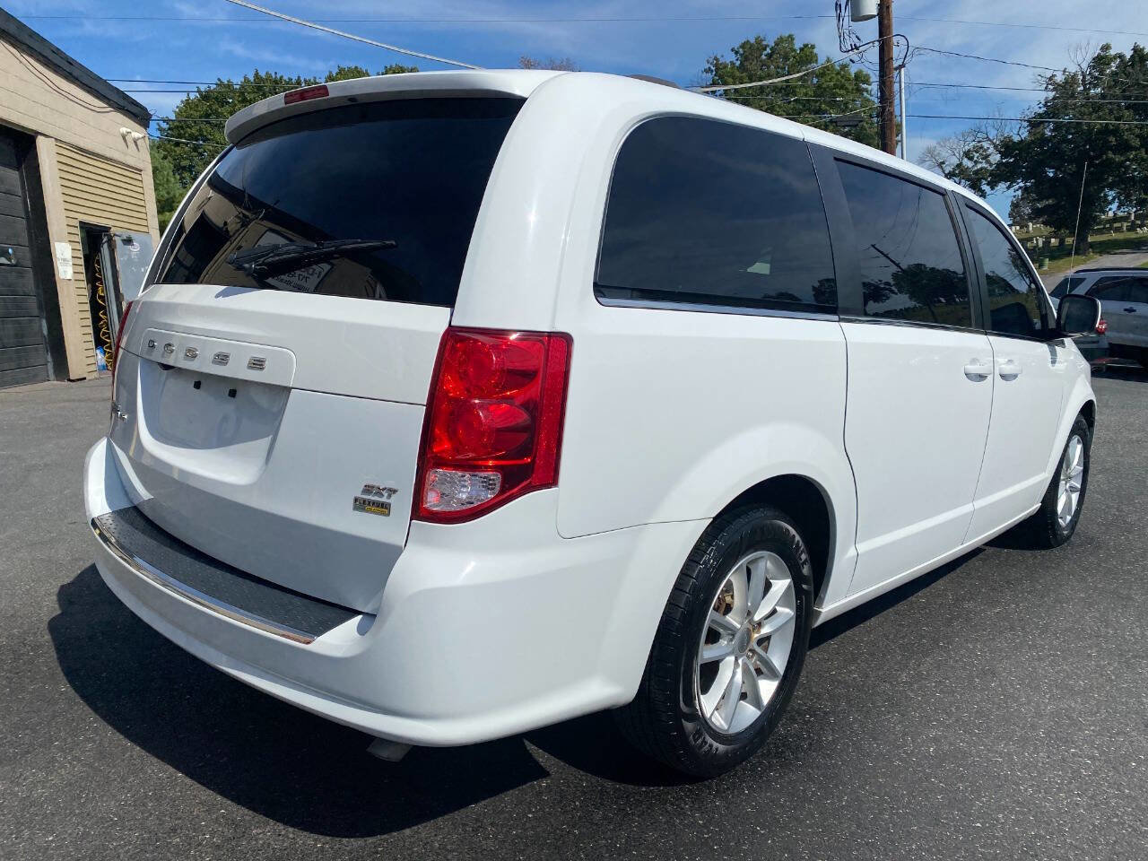 Used 2018 Dodge Grand Caravan SXT image 3