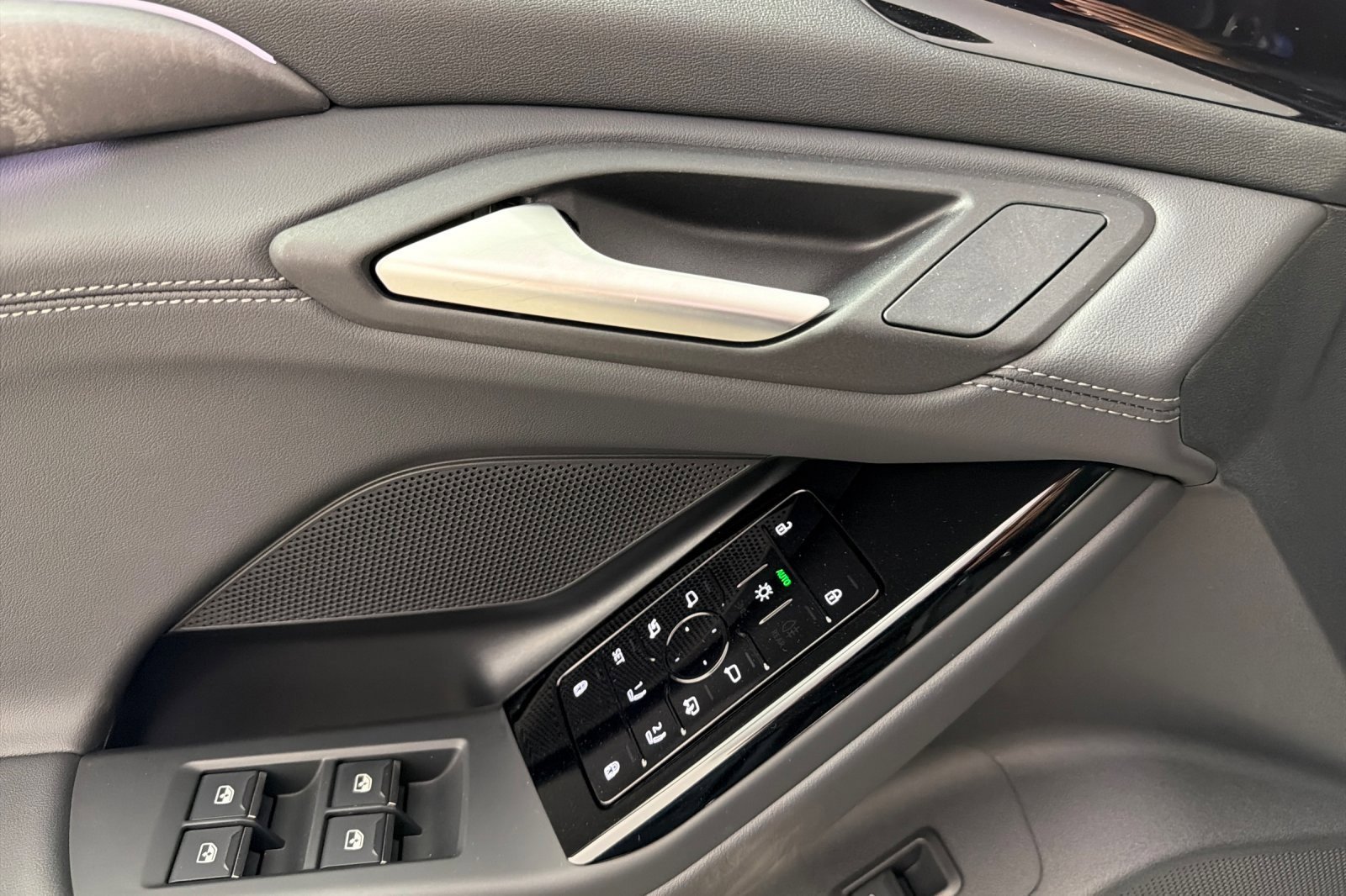 Certified 2025 Audi A6 e-tron Premium w/ Convenience Package image 10