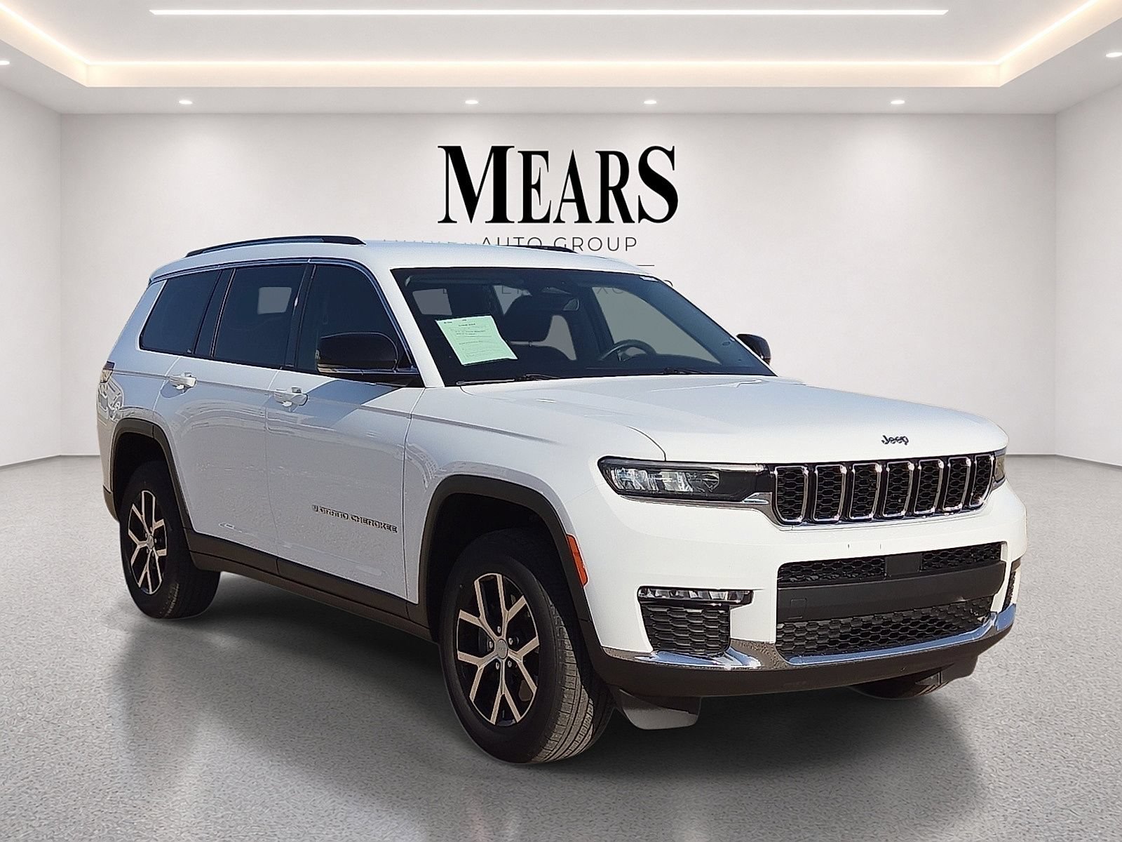 Used 2023 Jeep Grand Cherokee L Limited AWD/4WD image 7