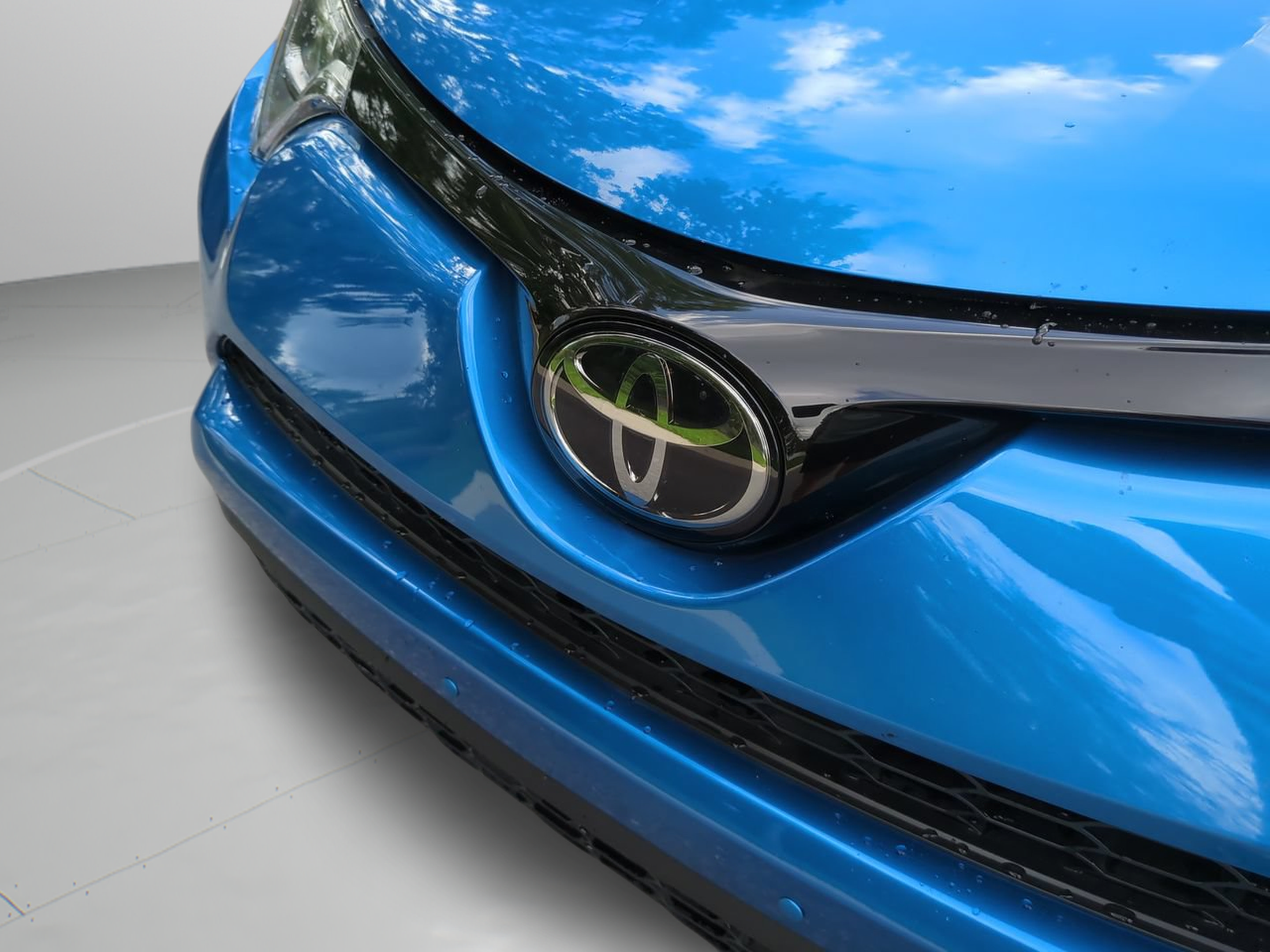 Used 2018 Toyota RAV4 SE w/ Cargo Management Package FWD image 30