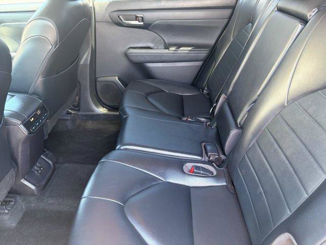 Used 2023 Toyota Highlander XLE FWD image 13