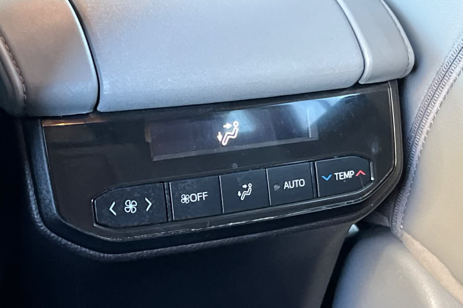 Used 2021 Toyota Highlander XLE AWD/4WD image 14