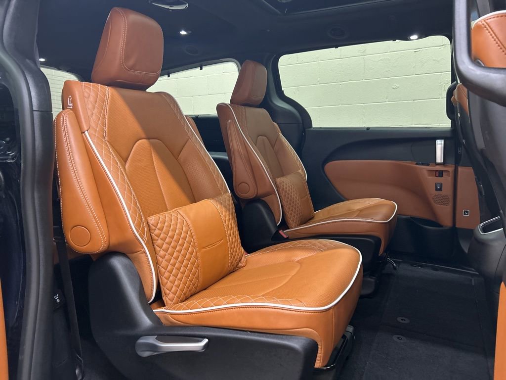 Used 2024 Chrysler Pacifica Pinnacle w/ Trailer Tow Group AWD/4WD image 12