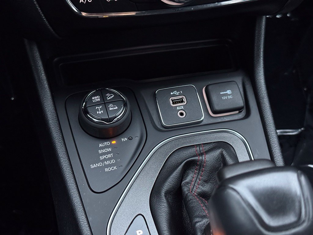 Used 2020 Jeep Cherokee Trailhawk w/ Cold Weather Group AWD/4WD image 21