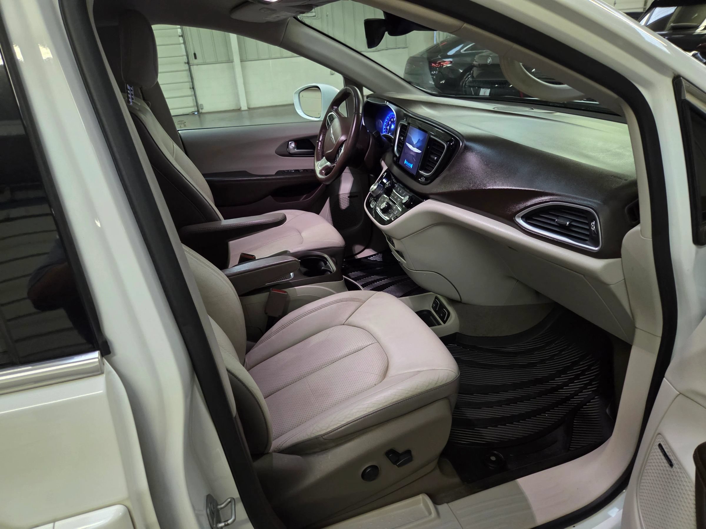 Used 2018 Chrysler Pacifica Touring-L Plus FWD image 33