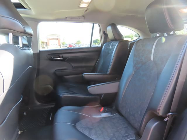 Used 2024 Toyota Highlander LE AWD/4WD image 22