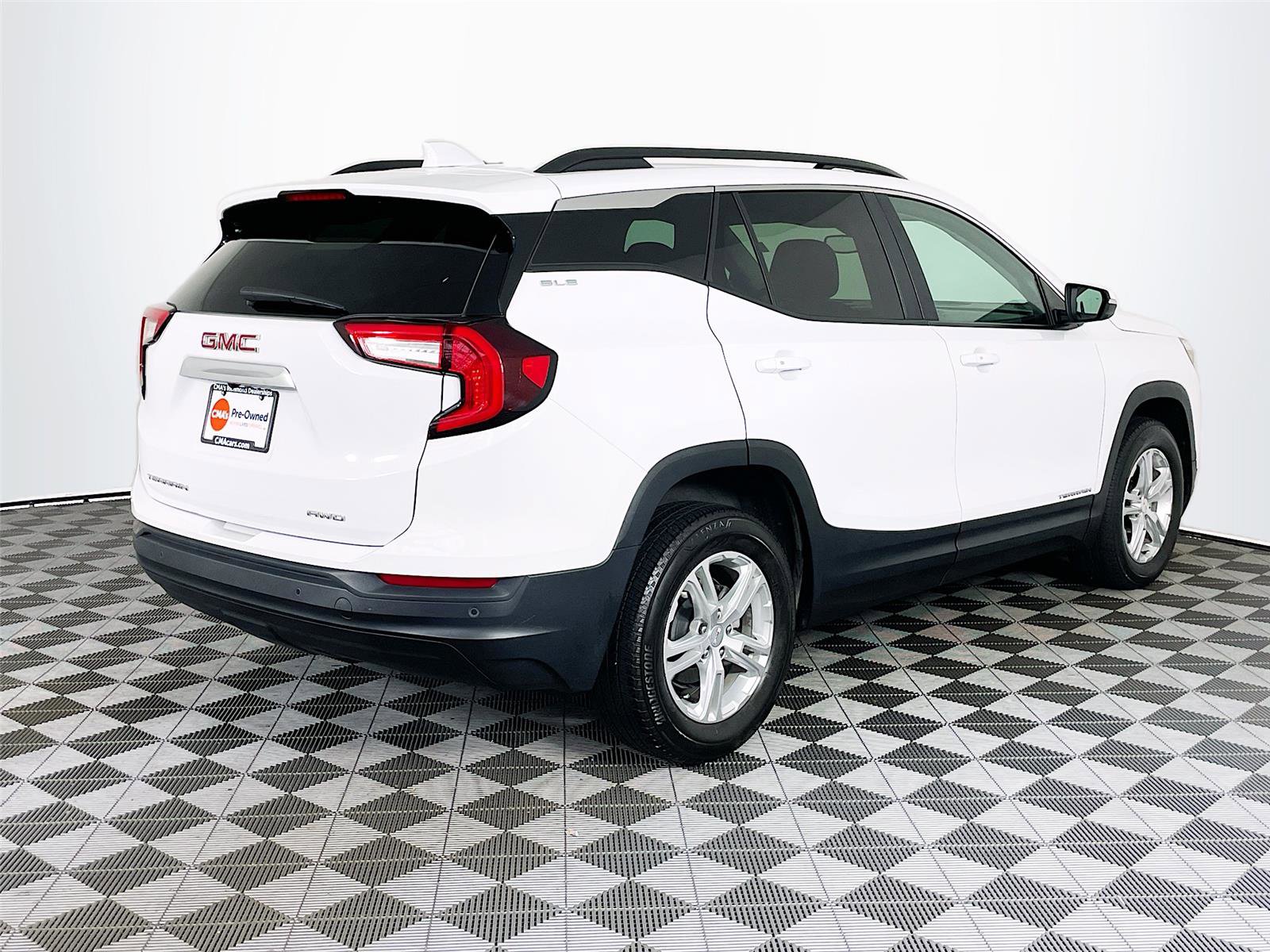 Used 2023 GMC Terrain SLE w/ Driver Convenience Package image 9