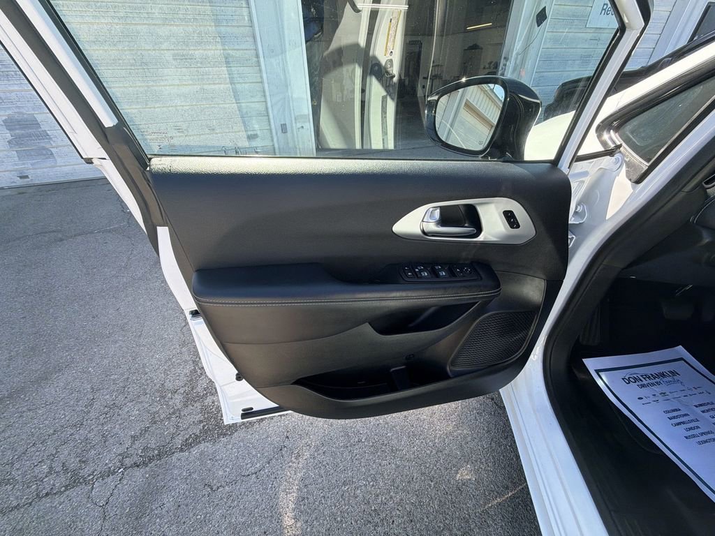 Used 2025 Chrysler Pacifica Limited FWD image 13