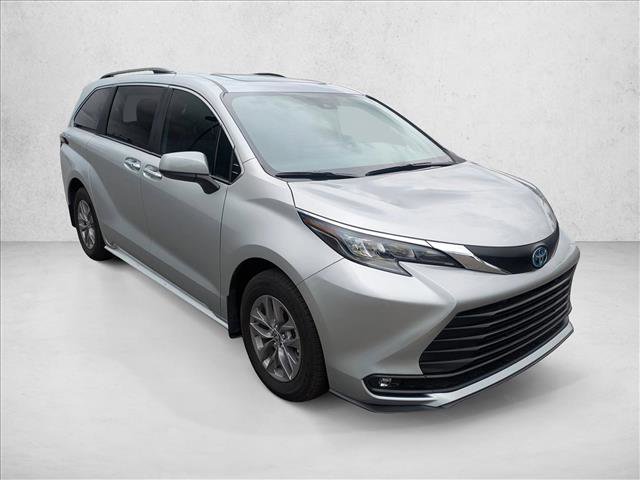 Used 2025 Toyota Sienna XLE image 3