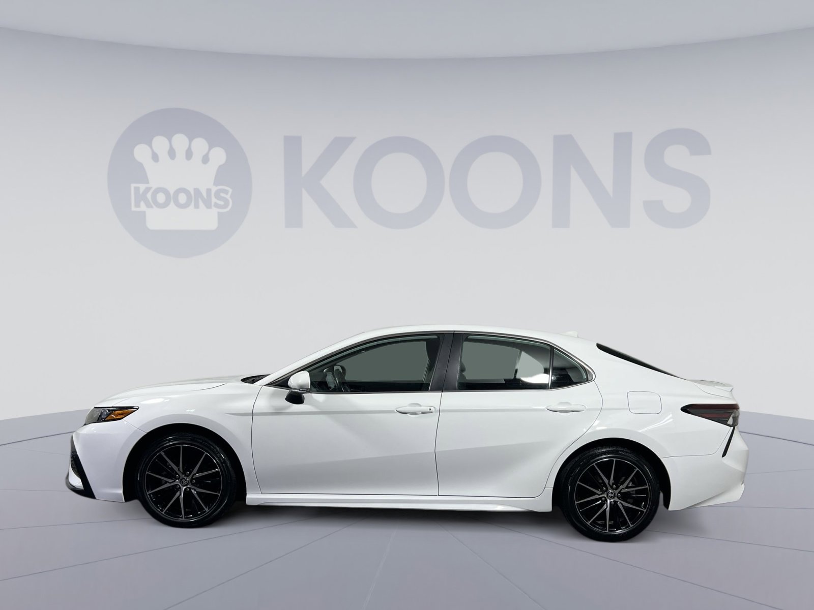 Used 2024 Toyota Camry SE image 2