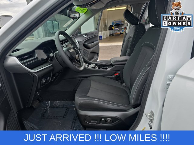 Used 2023 Jeep Grand Cherokee Laredo AWD/4WD image 13