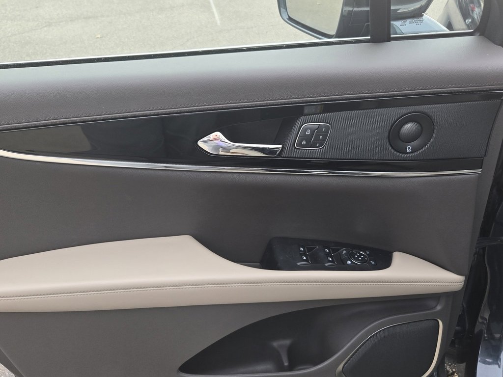 Certified 2023 Lincoln Nautilus Reserve image 12