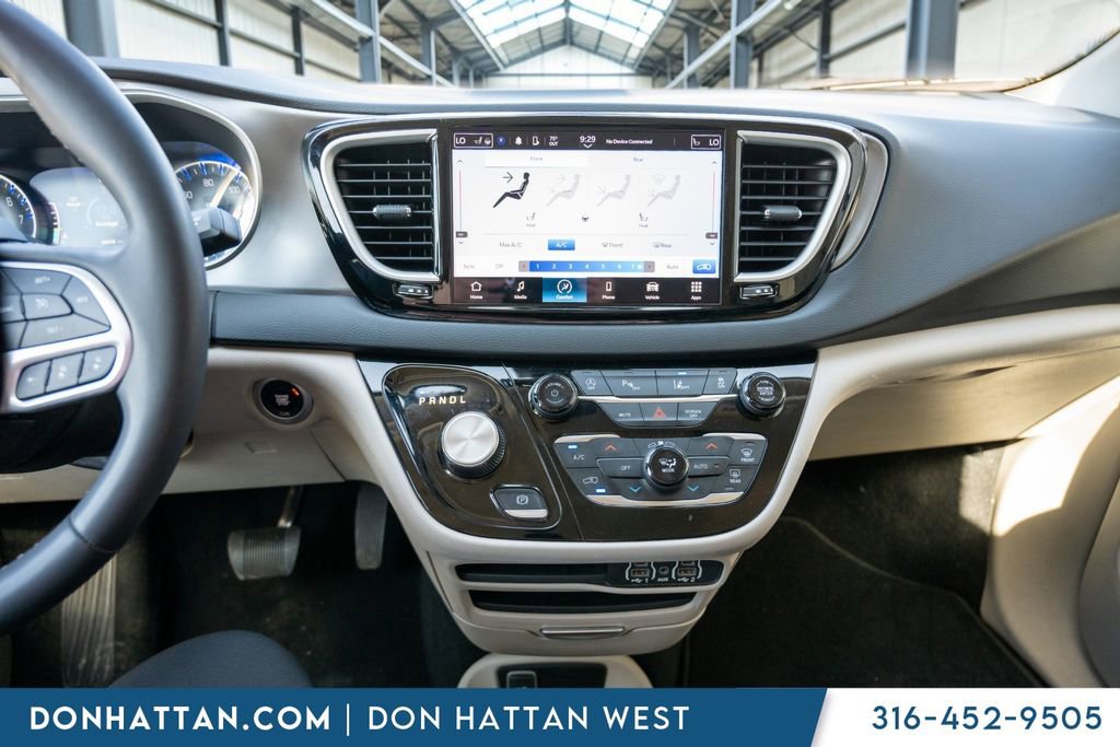 Used 2023 Chrysler Pacifica Touring-L FWD image 8