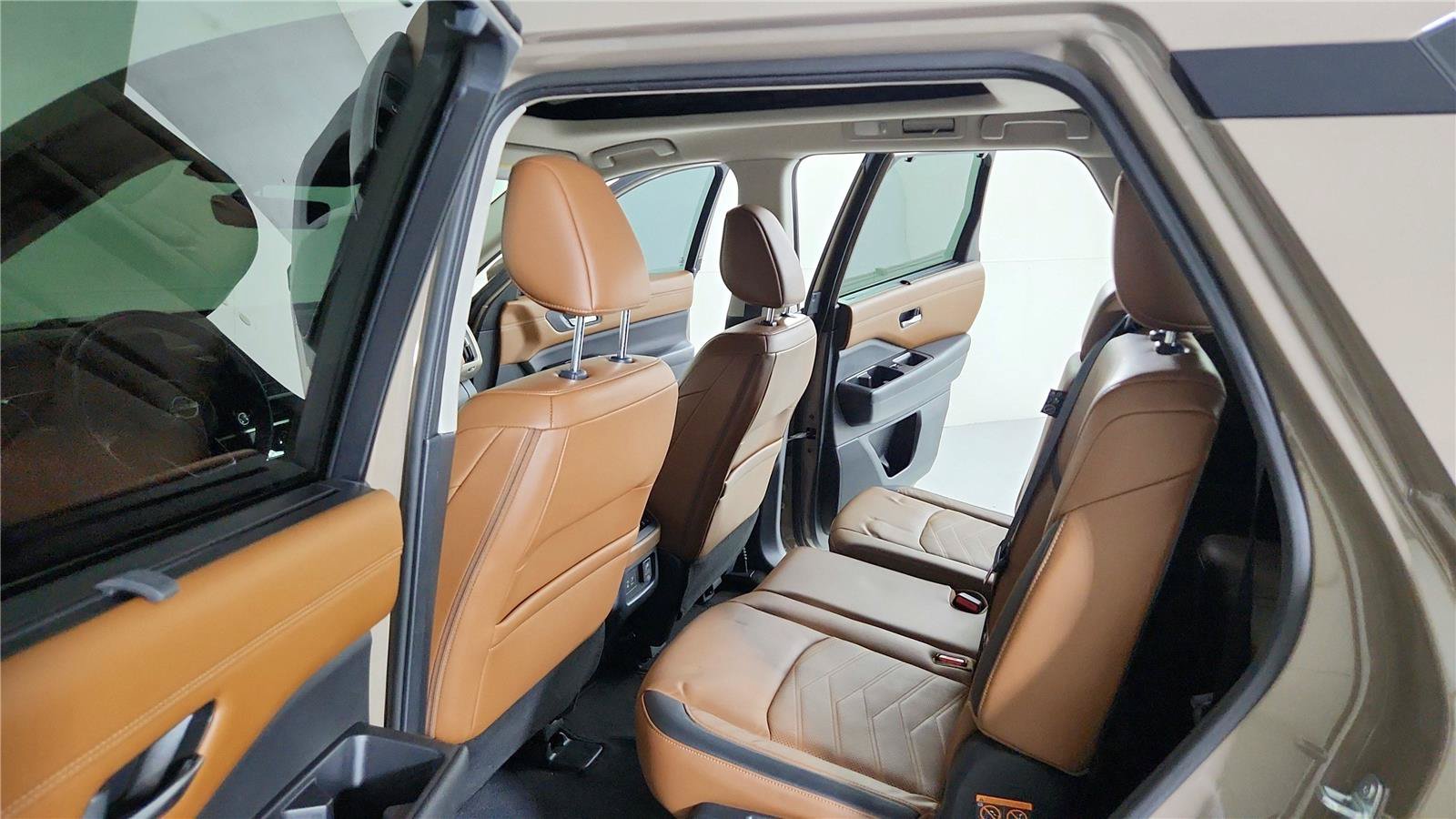 Used 2023 Nissan Pathfinder Platinum w/ Cargo Package FWD image 18