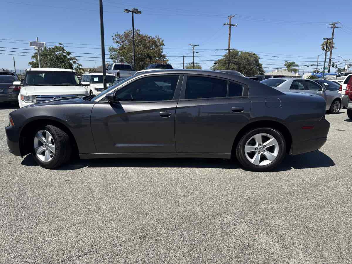 Used 2014 Dodge Charger SXT RWD image 2