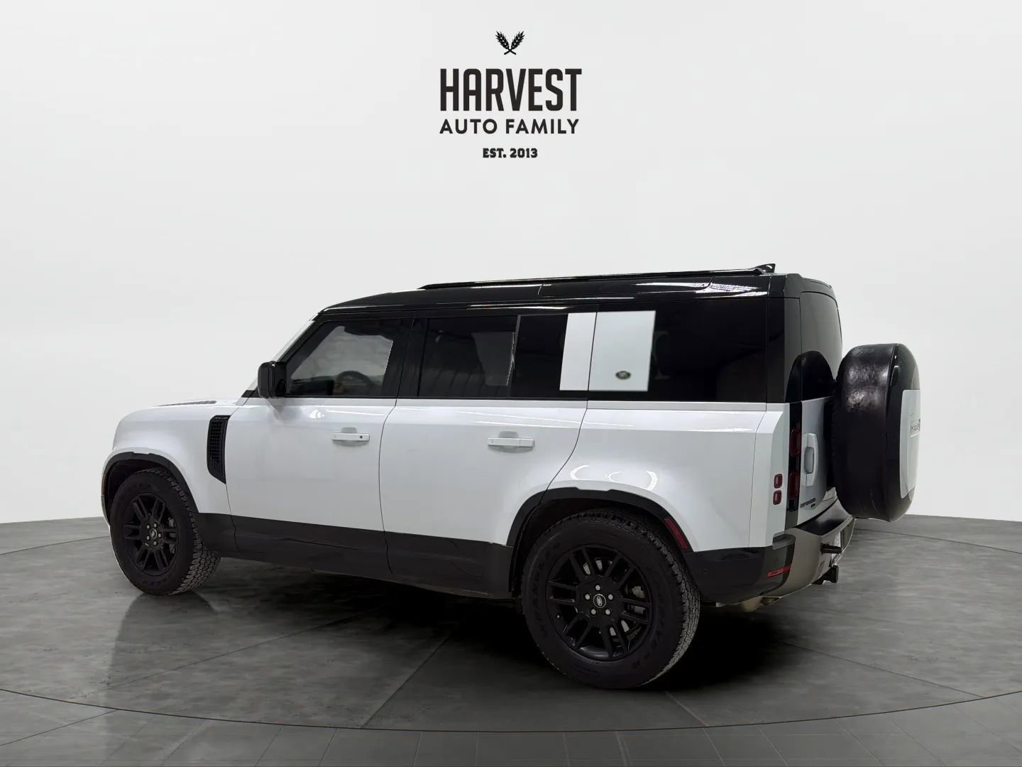 Used 2023 Land Rover Defender 110 X-Dynamic SE image 3