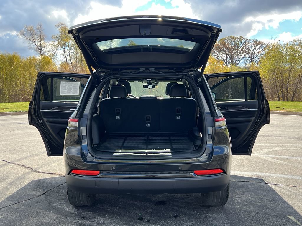 Used 2024 Jeep Grand Cherokee Limited w/ Luxury Tech Group II image 38