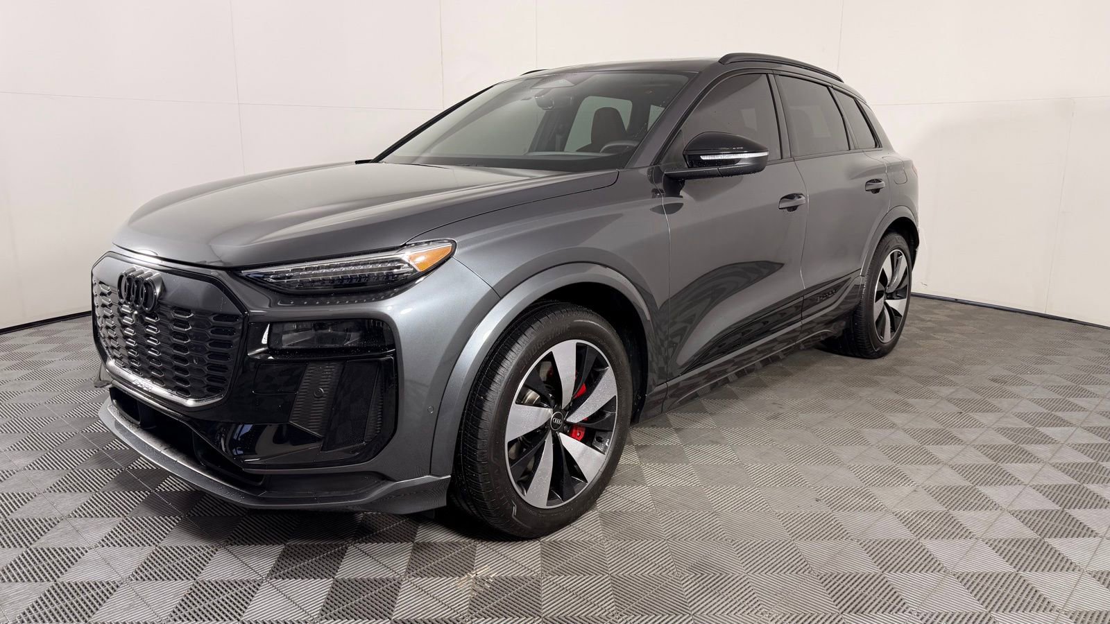 Certified 2025 Audi SQ6 e-tron Prestige w/ Black Optic Package AWD/4WD image 4