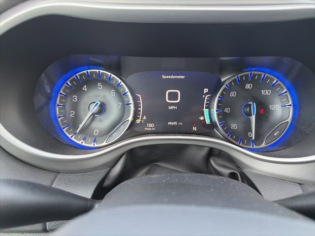 Used 2025 Chrysler Pacifica Select image 21