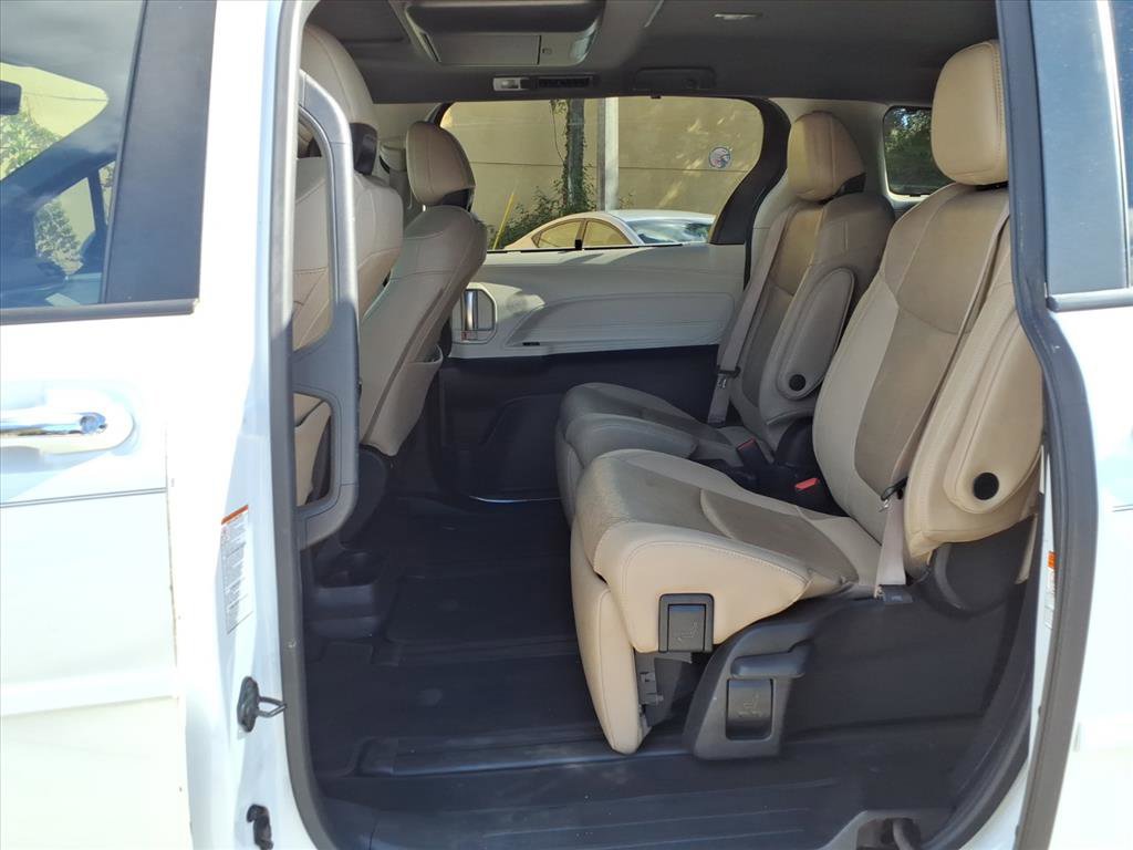Used 2022 Toyota Sienna Limited image 17
