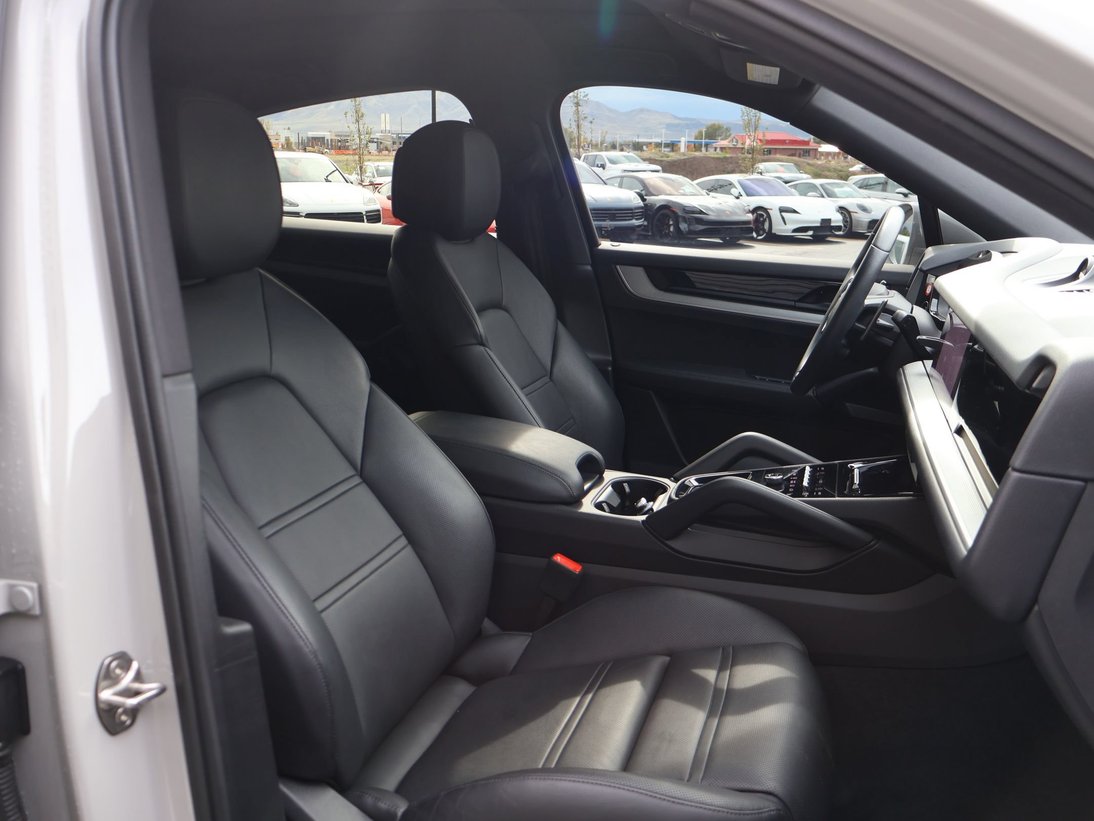 Certified 2025 Porsche Cayenne Coupe AWD/4WD image 30