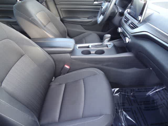 Used 2025 Nissan Altima 2.5 SV FWD image 13