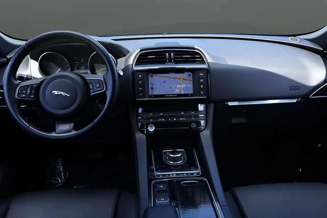 Used 2018 Jaguar F-PACE Premium AWD/4WD image 18
