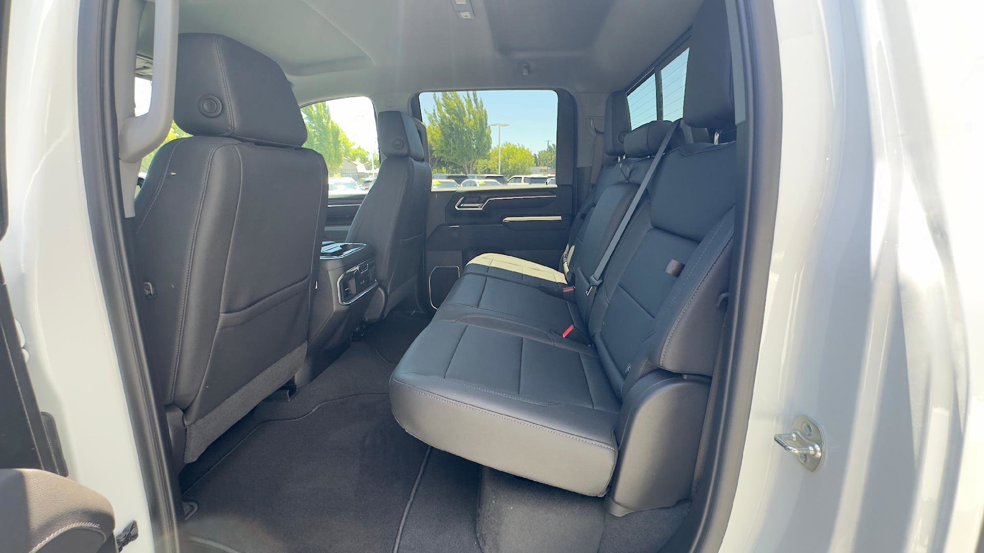 New 2025 GMC Sierra 3500 SLT w/ SLT Premium Package image 9