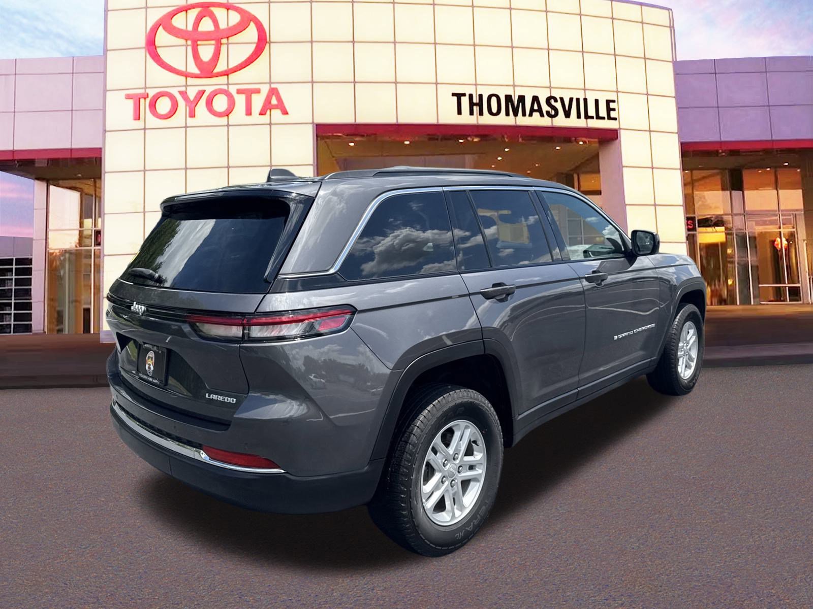 Used 2024 Jeep Grand Cherokee Laredo image 5