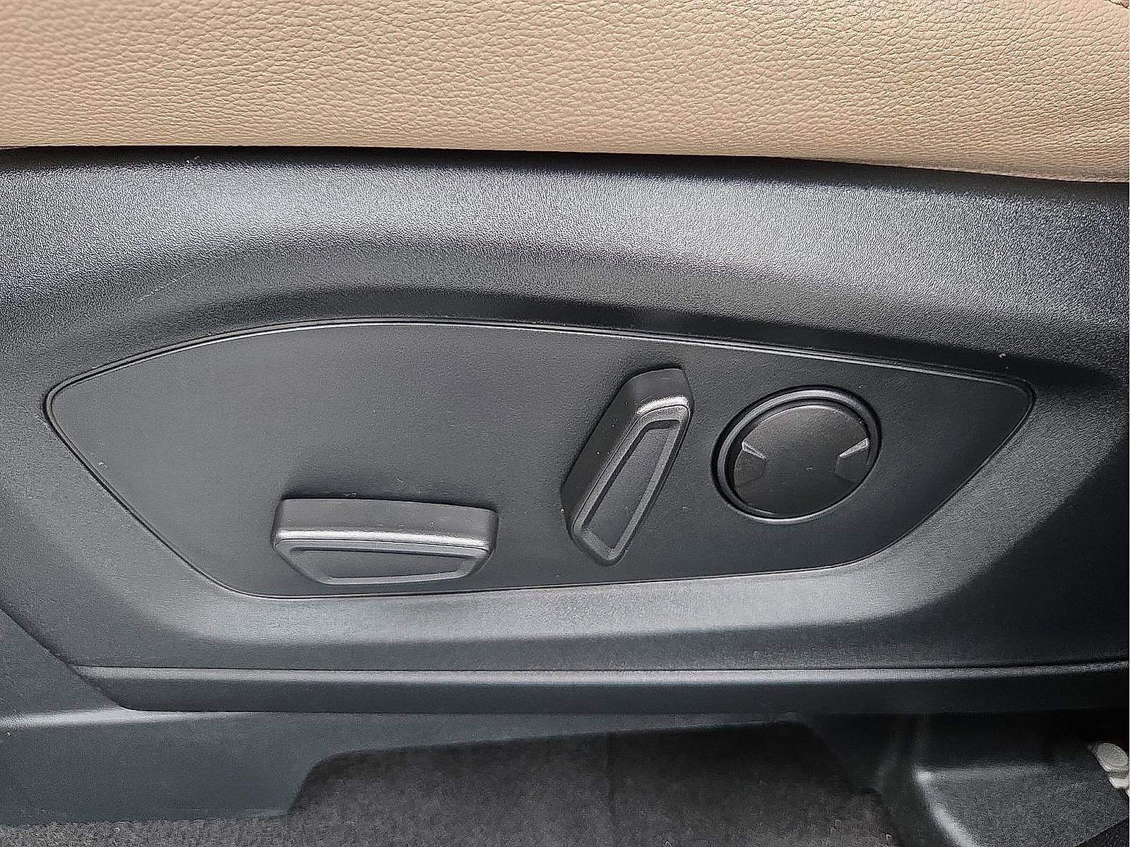 Used 2023 Ford Explorer Limited image 16