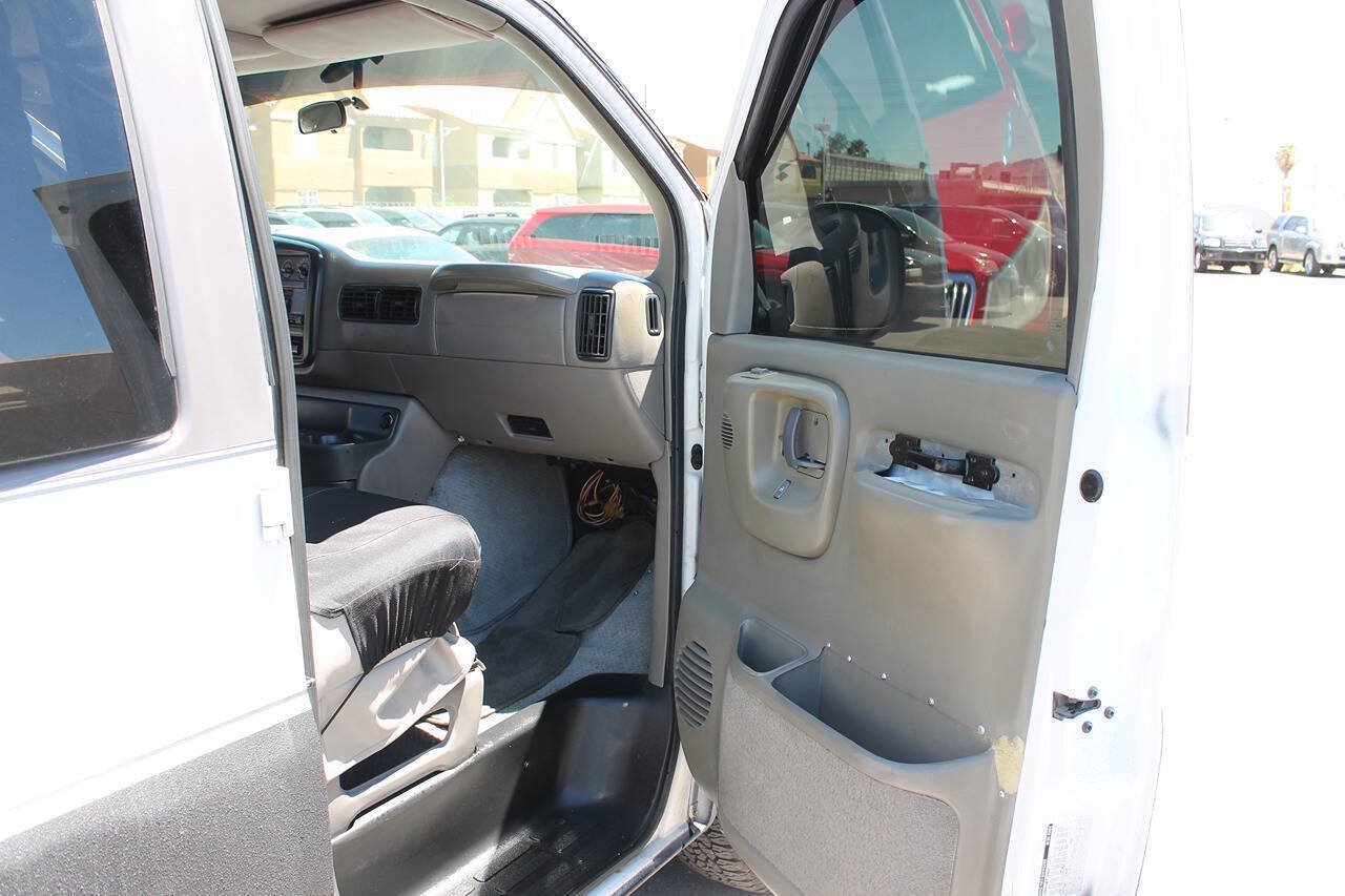 Used 2000 GMC Savana 1500 w/ Marketing Option Pkg 1SE RWD image 30