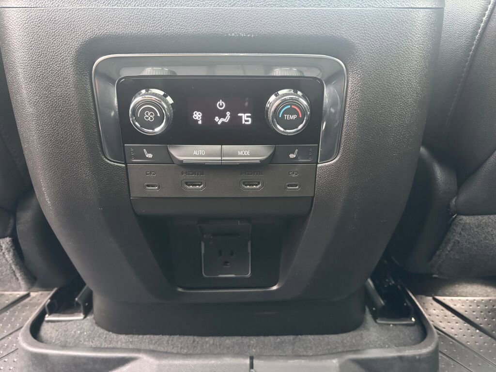 Used 2025 Chevrolet Suburban High Country image 16