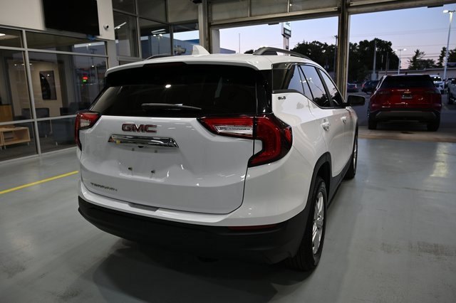 Used 2023 GMC Terrain SLE w/ Driver Convenience Package image 5