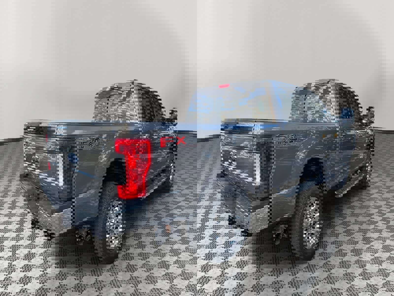 Used 2018 Ford F250 Lariat w/ Chrome Package image 3