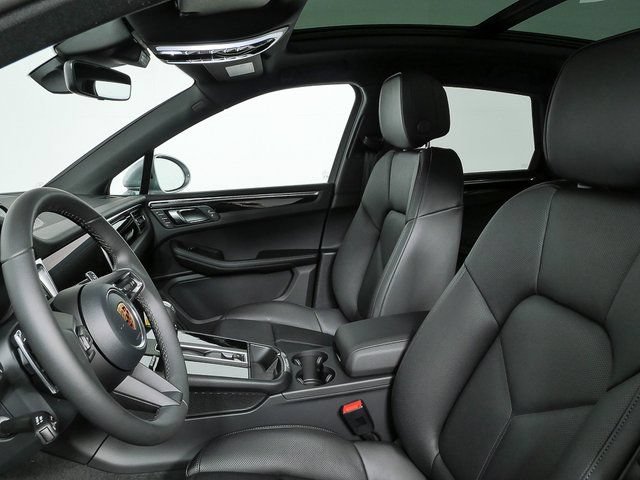 Certified 2026 Porsche Macan AWD/4WD image 5