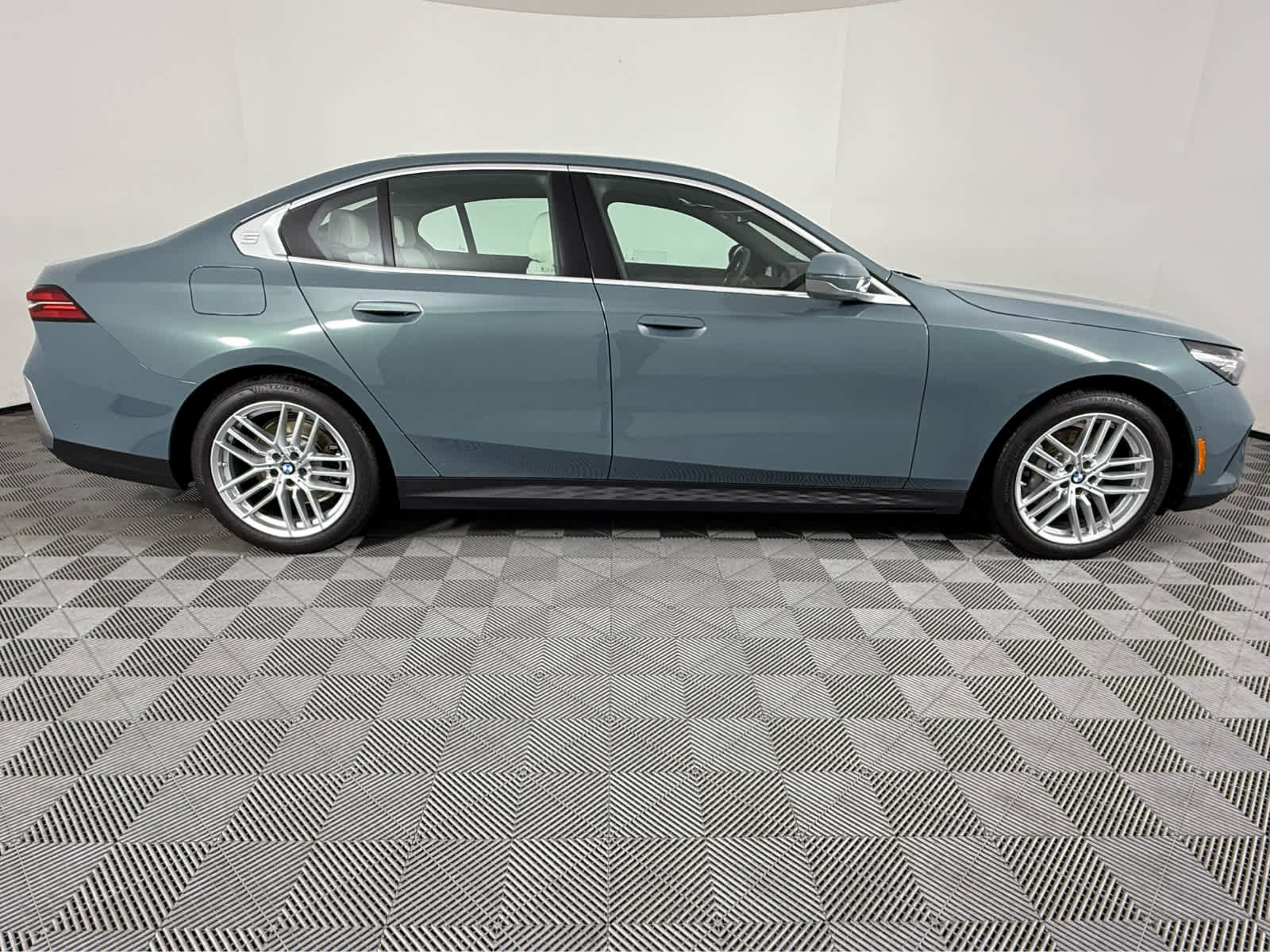 Certified 2025 BMW 530i xDrive 530i xDrive image 3