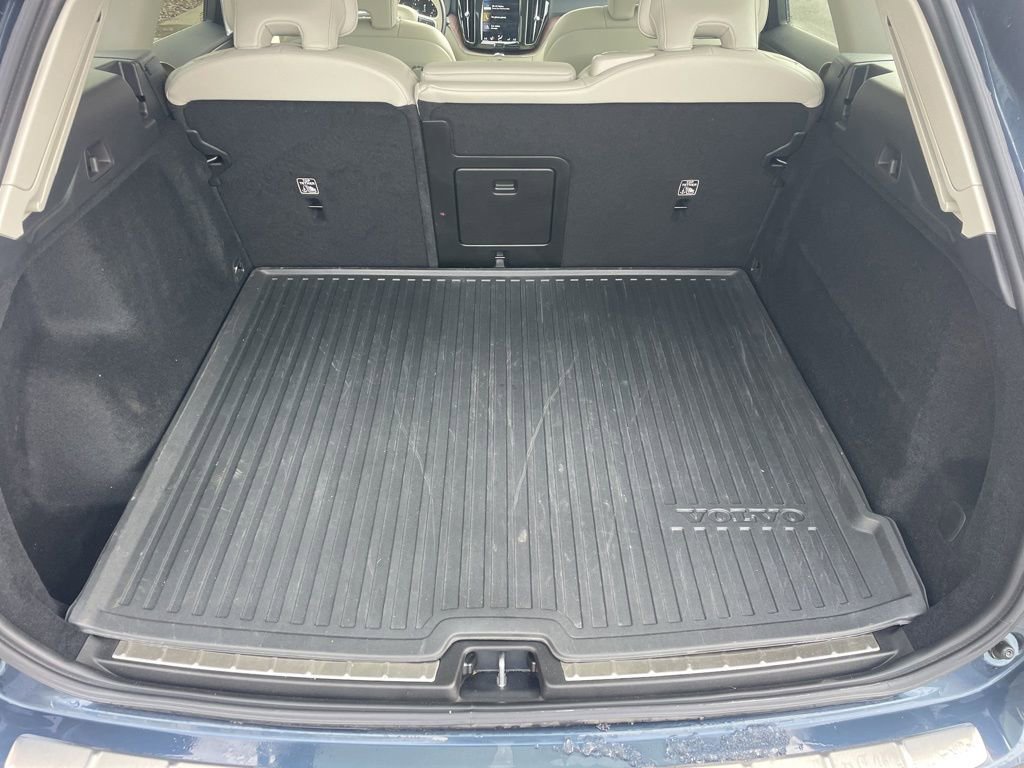 Used 2021 Volvo XC60 T5 Momentum w/ Premium Package image 6