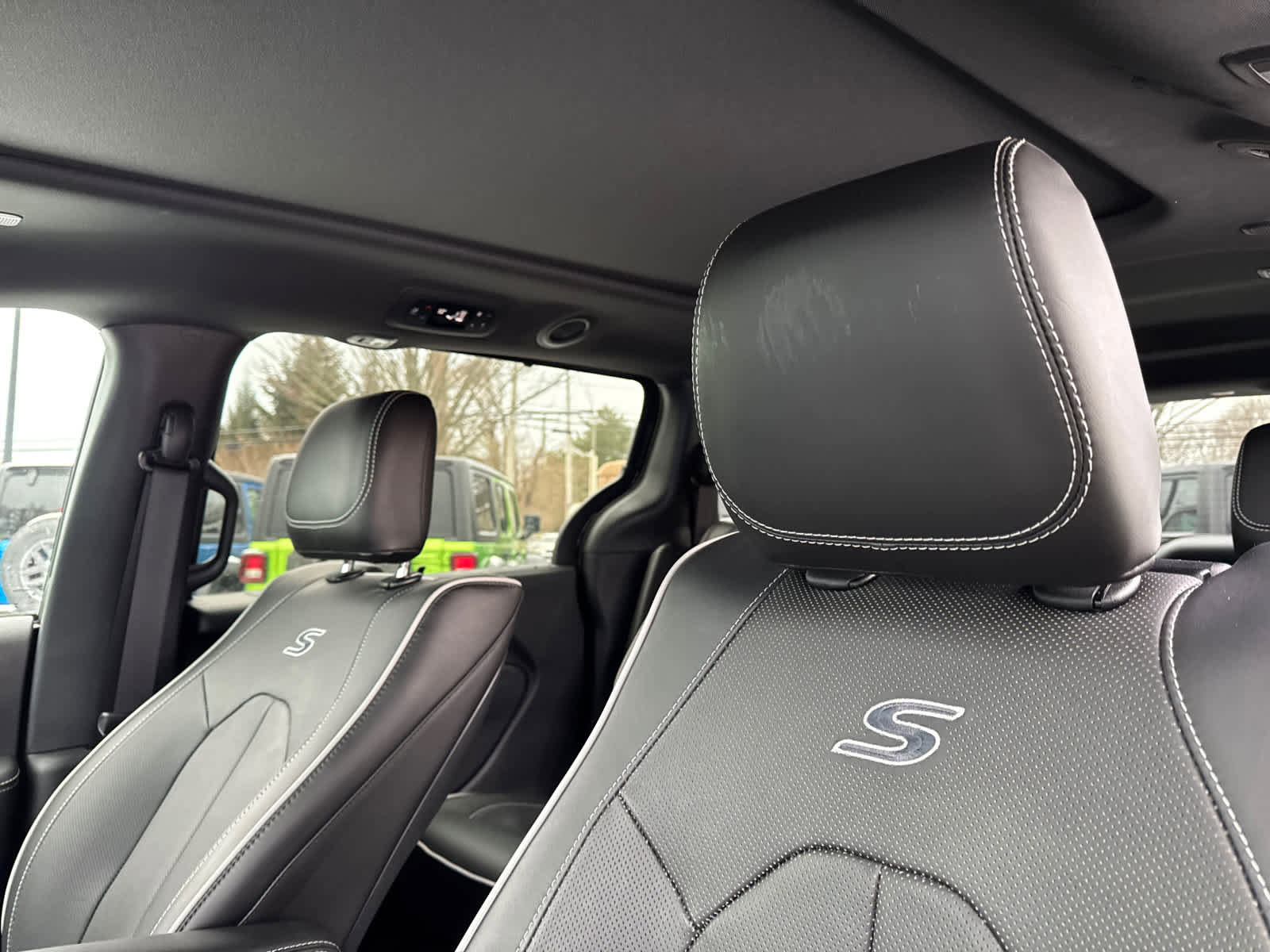 Used 2023 Chrysler Pacifica Limited w/ Uconnect Theater Family Group image 14