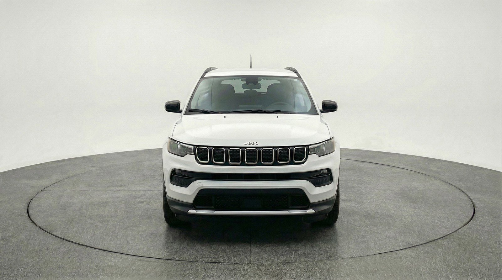 Used 2025 Jeep Compass Latitude AWD/4WD image 2