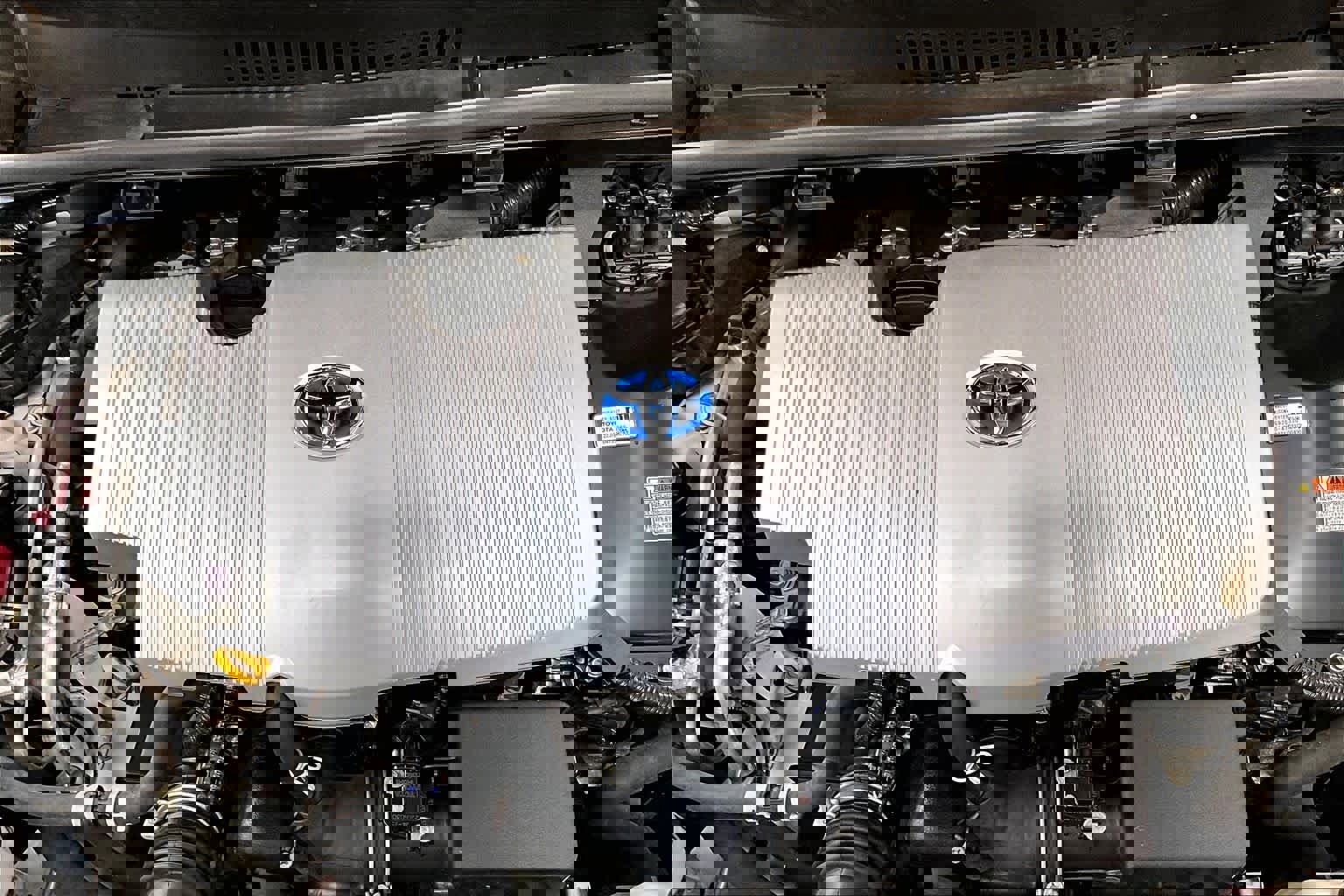 Used 2021 Toyota Prius L Eco FWD image 32