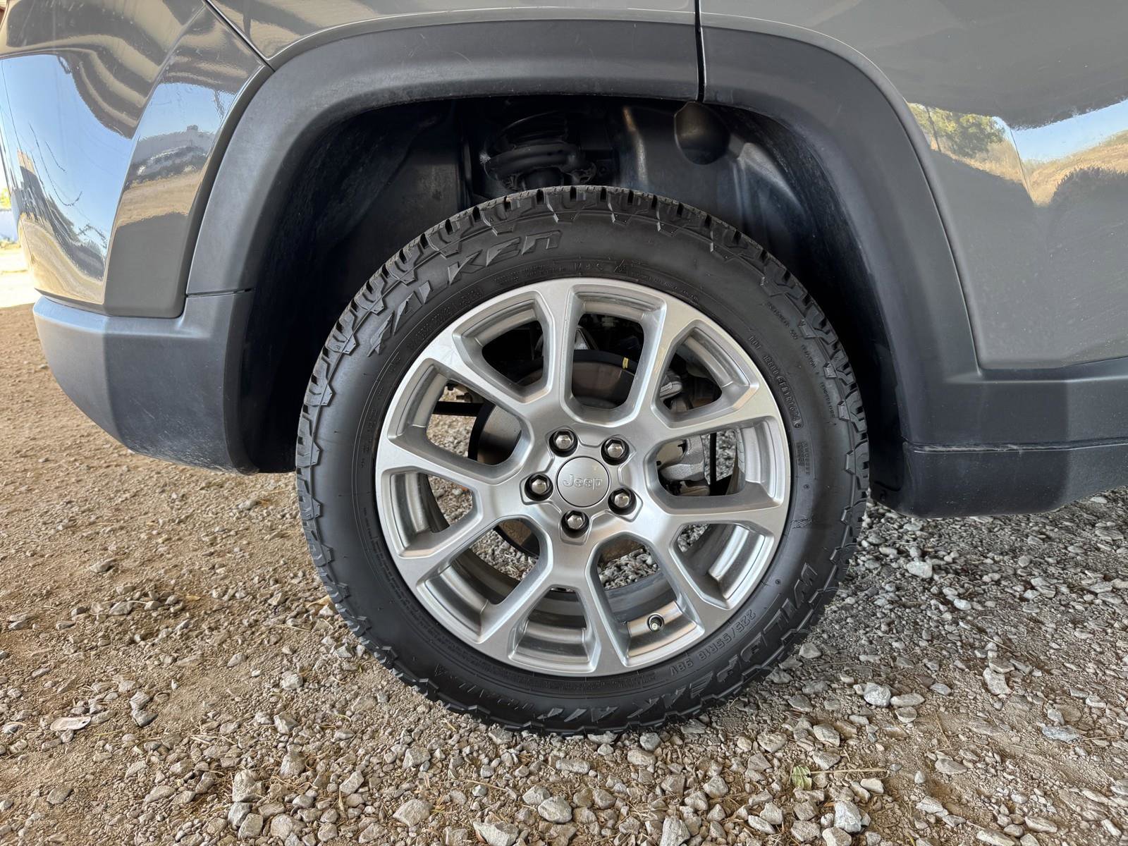 Used 2024 Jeep Compass Latitude image 40