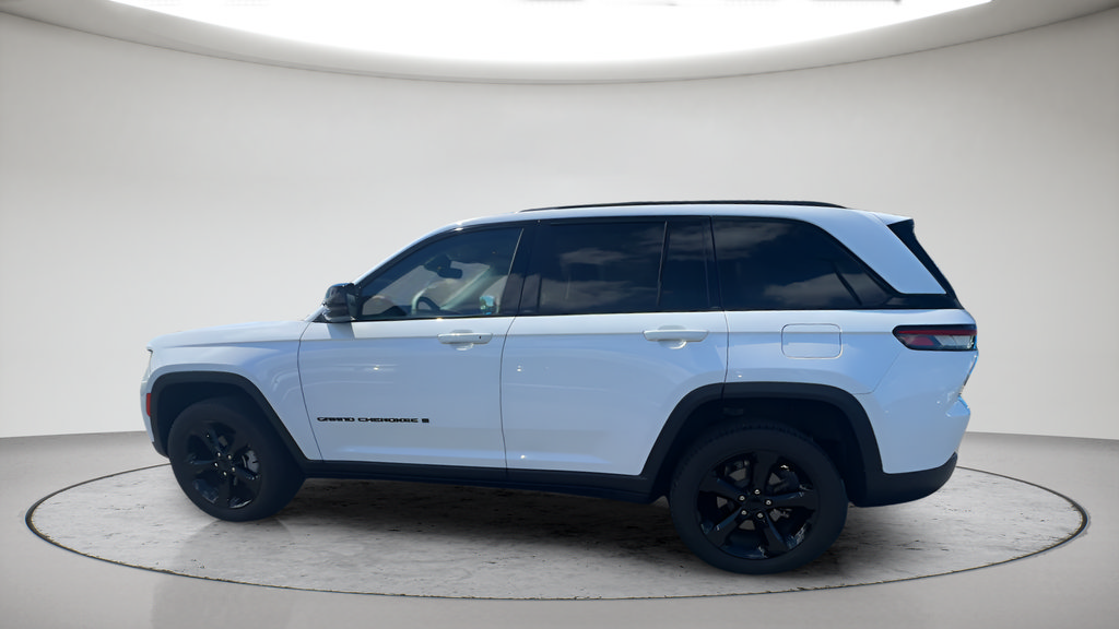 Used 2023 Jeep Grand Cherokee Limited w/ Black Appearance Package AWD/4WD image 13