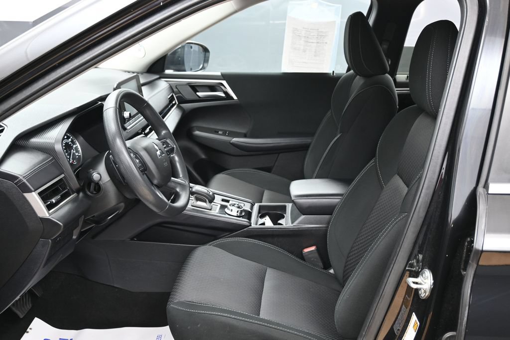 Used 2024 Mitsubishi Outlander ES AWD/4WD image 16