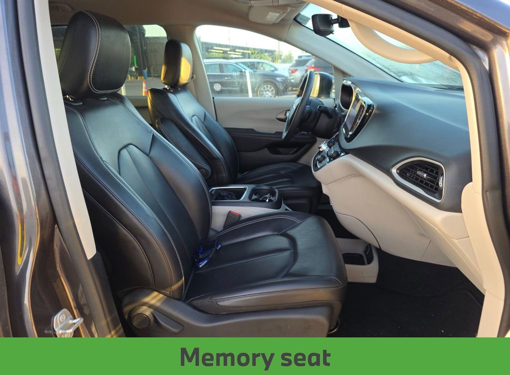 Used 2023 Chrysler Pacifica Touring-L FWD image 13