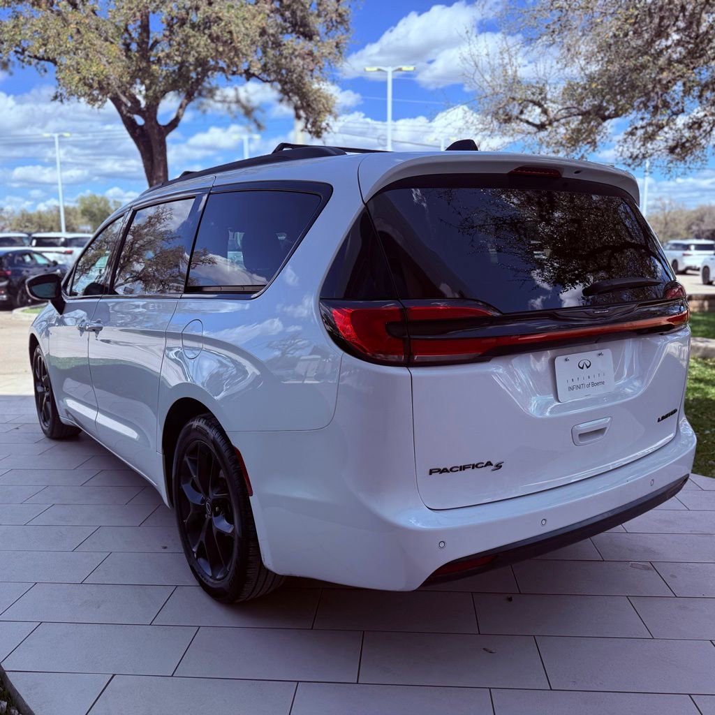 Used 2025 Chrysler Pacifica Limited image 8